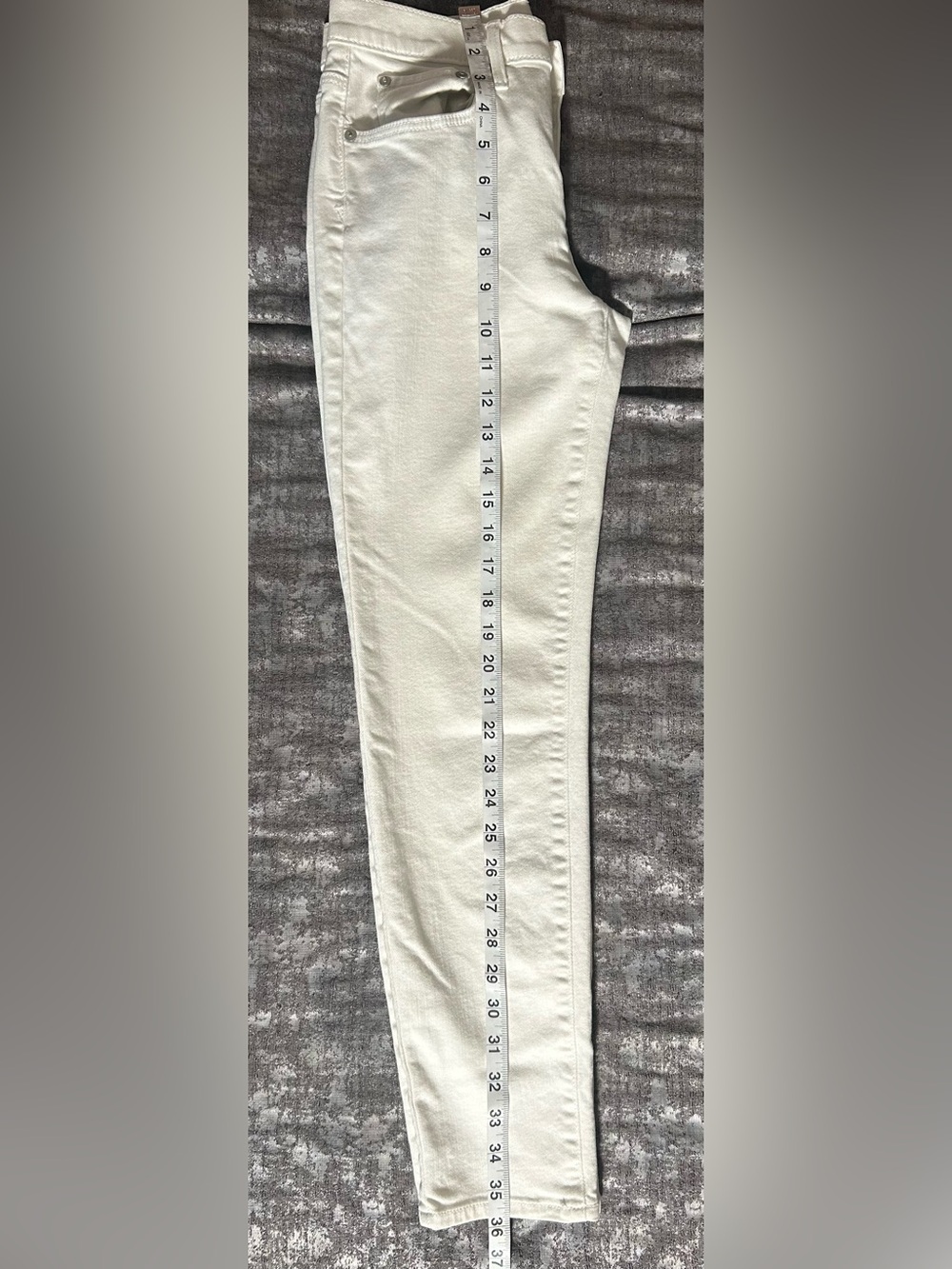 Vince Mason Relaxed Rolled White Ankle-Length Jeans - Picture 7 of 12